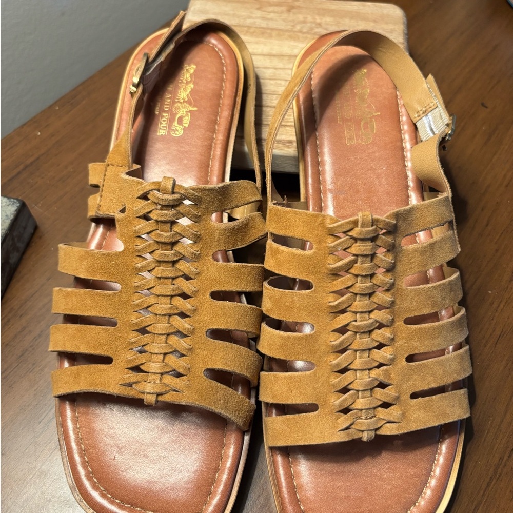 Coach and Four Tan opened toe strapped stylish minimalist Leather Sandals Sz 9.5